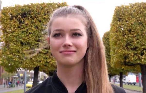 Ели уломал очень няшную незнакомку пойти на кастинг и показать себя в порно