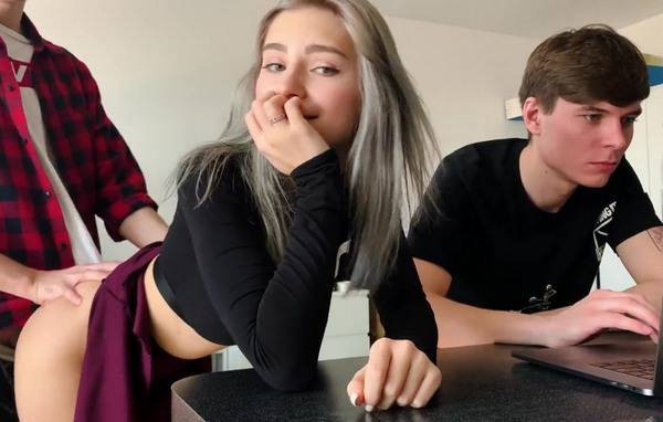 Можешь ебать меня возле парня, он когда играет на компе - ничего не замечает