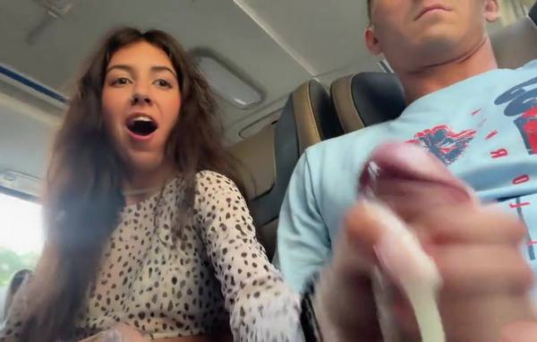 Приманил русскую туристку оголив свой член в автобусе и позволил поиграть с ним