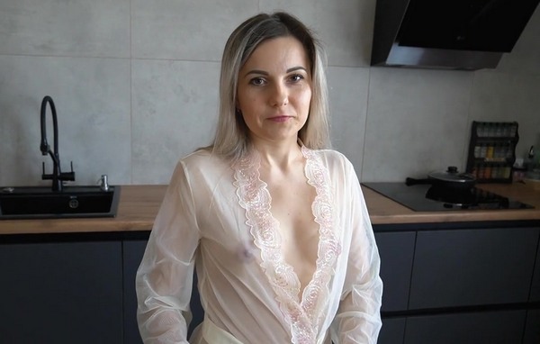 Мачеха узнала, что я расстался с девушкой и надела соблазнительный халат намекнуть что секс может быть теперь с ней