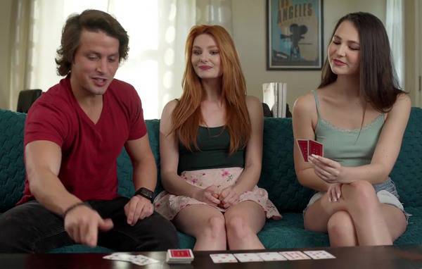 Сыграл с сестрой и её подругой карты на раздевания и все быстро переросло в секс втроем