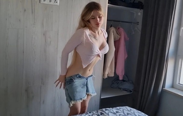 Брат пришел и сестра неудачно подрочила и оставила прилипной дилдо на кухне, убегая голой в спальню