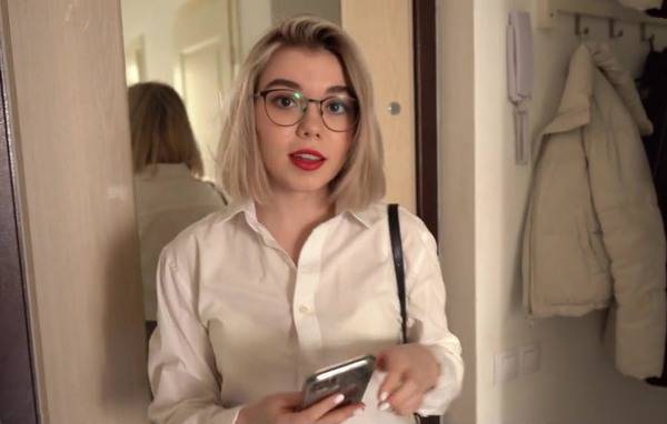 Родители наняли репетиторшу учить, но не сексу, своего молодого сына